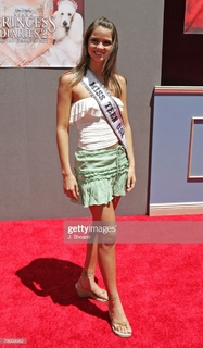 Shelley Hennig feet photo thumbnail