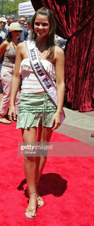 Shelley Hennig feet photo thumbnail
