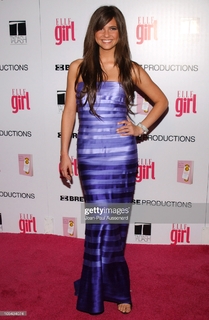 Shelley Hennig feet photo thumbnail