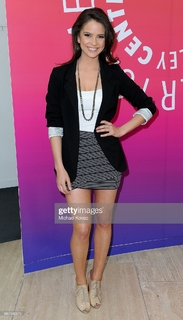 Shelley Hennig feet photo thumbnail