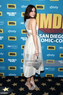 Shelley Hennig feet photo thumbnail