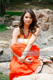 Shelley Hennig feet photo thumbnail