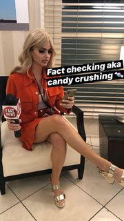 Shelley Hennig feet photo thumbnail