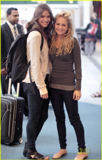 Shelley Hennig feet photo thumbnail