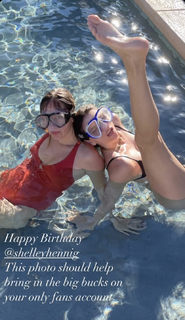 Shelley Hennig feet photo thumbnail