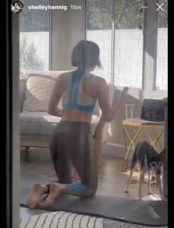 Shelley Hennig feet photo thumbnail