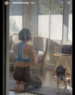 Shelley Hennig feet photo thumbnail