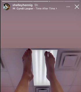 Shelley Hennig feet photo thumbnail