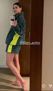 Shelley Hennig feet photo thumbnail