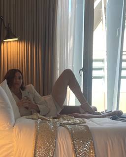 Shelley Hennig feet photo thumbnail