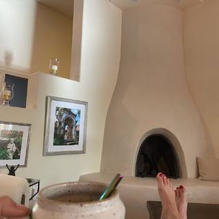 Shelley Hennig feet photo thumbnail