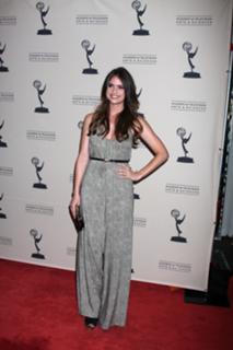 Shelley Hennig feet photo thumbnail