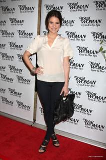 Shelley Hennig feet photo thumbnail