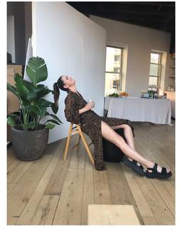 Shelley Hennig feet photo thumbnail
