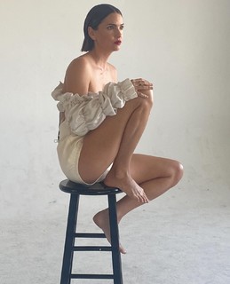 Shelley Hennig feet photo thumbnail