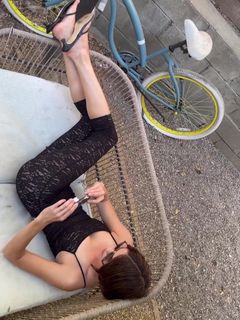 Shelley Hennig feet photo thumbnail