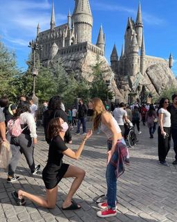 Shelley Hennig feet photo thumbnail