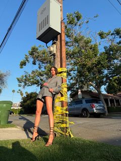 Shelley Hennig feet photo 9
