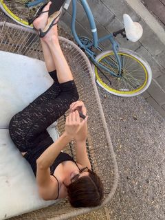 Shelley Hennig feet photo 7