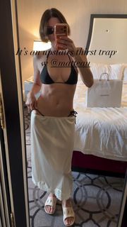 Shelley Hennig feet photo 4