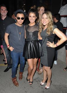 Shenae Grimes-Beech feet photo thumbnail