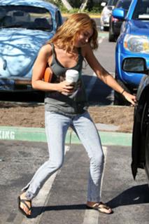 Shenae Grimes-Beech feet photo thumbnail