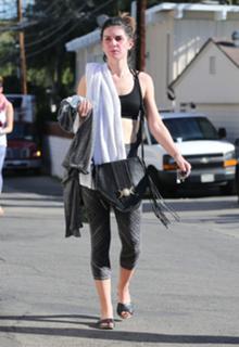 Shenae Grimes-Beech feet photo thumbnail
