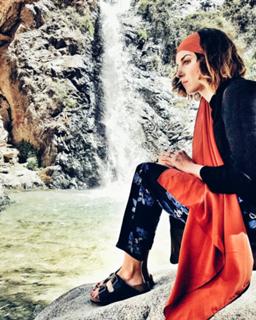 Shenae Grimes-Beech feet photo thumbnail