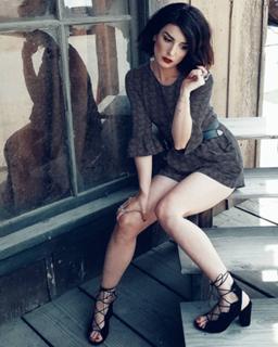 Shenae Grimes-Beech feet photo thumbnail