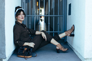 Shenae Grimes-Beech feet photo thumbnail