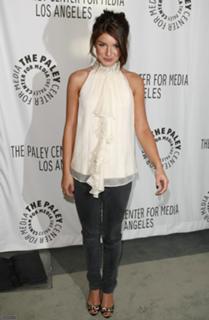 Shenae Grimes-Beech feet photo thumbnail