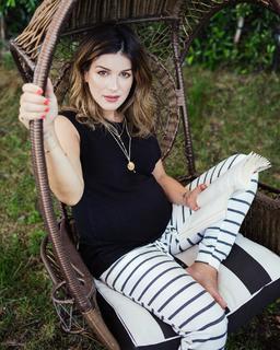 Shenae Grimes-Beech feet photo thumbnail