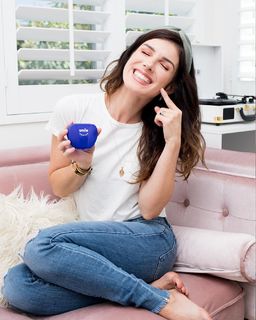 Shenae Grimes-Beech feet photo thumbnail