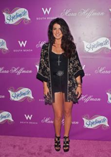 Shenae Grimes-Beech feet photo thumbnail