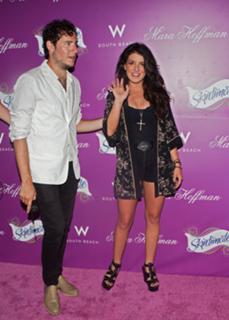 Shenae Grimes-Beech feet photo thumbnail