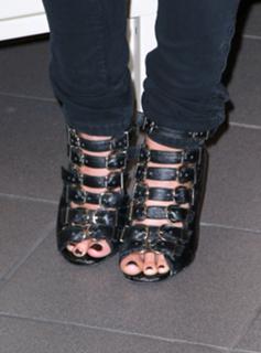 Shenae Grimes-Beech feet photo thumbnail