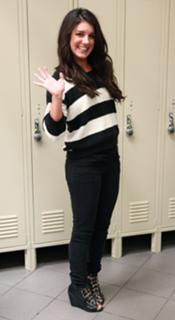 Shenae Grimes-Beech feet photo thumbnail