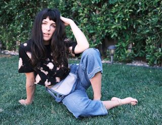 Shenae Grimes-Beech feet photo thumbnail