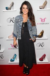 Shenae Grimes-Beech feet photo thumbnail