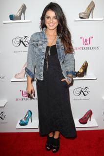 Shenae Grimes-Beech feet photo thumbnail