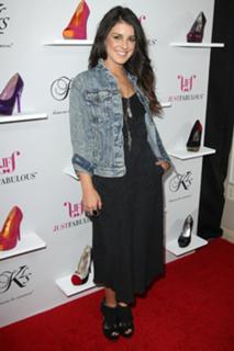 Shenae Grimes-Beech feet photo thumbnail