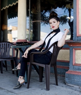 Shenae Grimes-Beech feet photo thumbnail