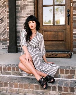Shenae Grimes-Beech feet photo thumbnail