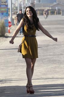 Shenae Grimes-Beech feet photo thumbnail