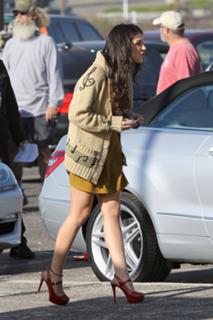 Shenae Grimes-Beech feet photo thumbnail