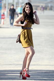 Shenae Grimes-Beech feet photo thumbnail