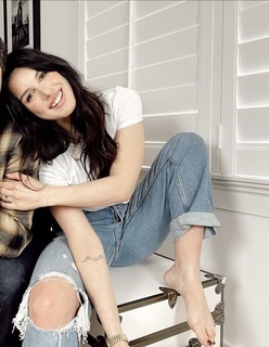 Shenae Grimes-Beech feet photo thumbnail
