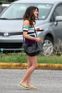 Shenae Grimes-Beech feet photo thumbnail