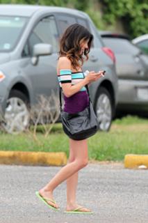 Shenae Grimes-Beech feet photo thumbnail