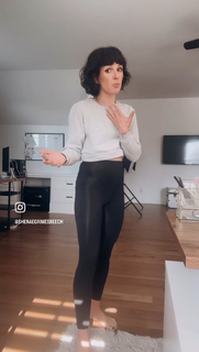 Shenae Grimes-Beech feet photo thumbnail